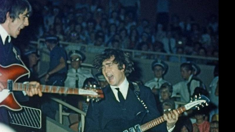 George Harrison e John Lennon em uma das imagens que serão leiloadas