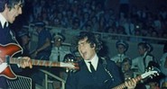 George Harrison e John Lennon em uma das imagens que serão leiloadas - Dr Robert Beck/Omega Auctions/PA Wire / Divulgação