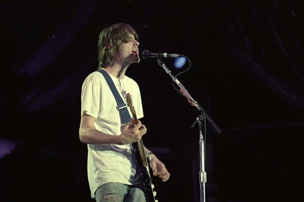 Kurt Cobain sofria com fortes dores de estômago e com o vício em heroína quando veio ao Brasil. Nesta imagem, ele aparece no palco do Hollywood Rock, em 16 de janeiro de 1993, no Morumbi, em São Paulo