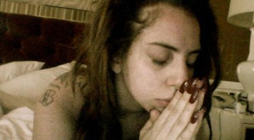 Lady Gaga reza pelas vítimas do incêndio em Santa Maria (RS) - Reprodução / Twitter