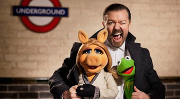 Ricky Gervais estrela <i>The Muppets... Again!</i>. No elenco também estão Tina Fey e Ty Burrell - Reprodução
