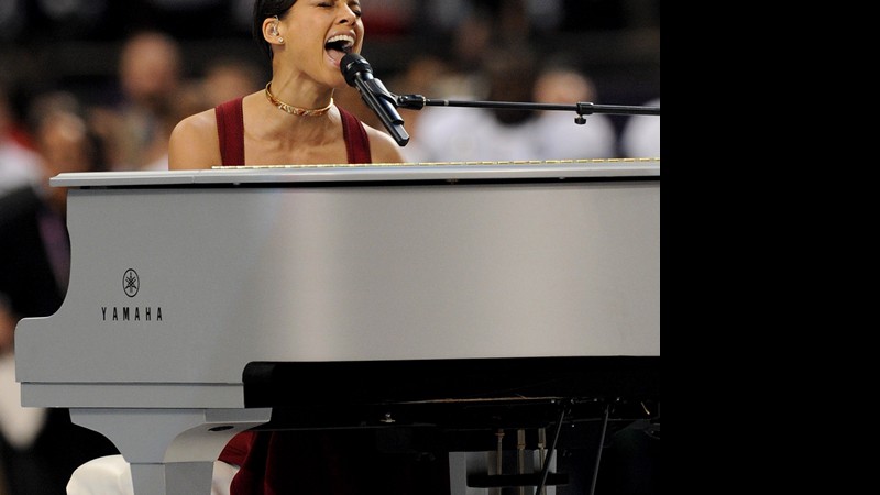 Alicia Keys se emocionou ao cantar o hino nacional dos Estados Unidos antes da final do campeonato de futebol americano