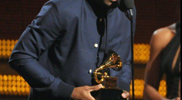 Frank Ocean recebendo o Grammy de Álbum de Música Urbana por Channel Orange - AP