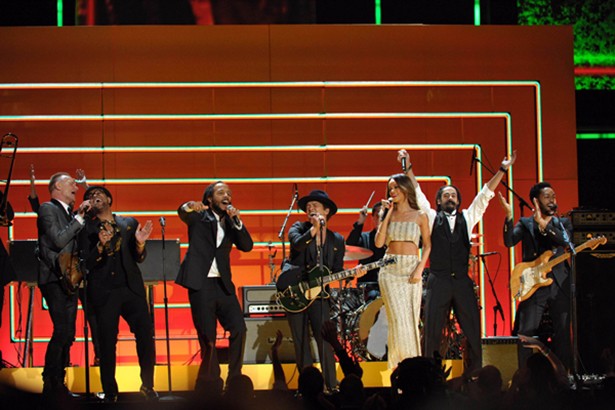 Sting, Bruno Mars e Rihanna receberam no palco os irmãos Marley - Damien e Ziggy - para prestar homenagem a Bob marley com versão de "Could You Be Loved” - AP