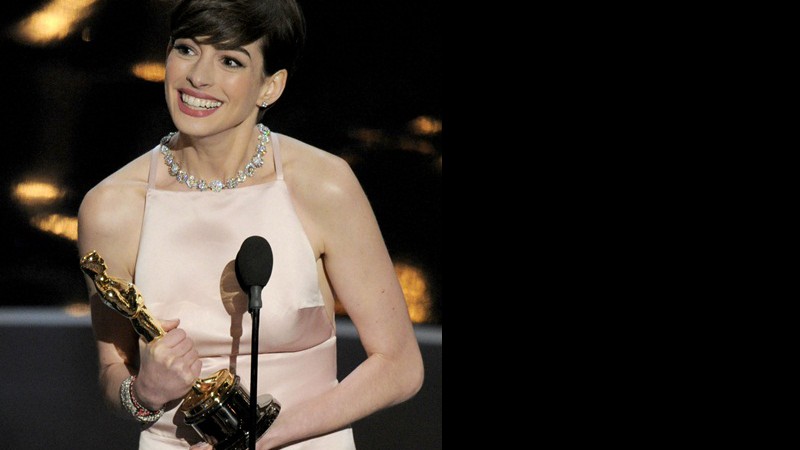 Anne Hathaway recebe o Oscar de Melhor Atriz Coadjuvante por Os Miseráveis