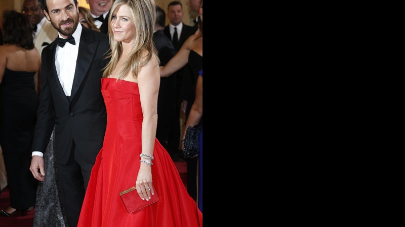 Jennifer Aniston chega ao Oscar 2013 ao lado do namorado, Justin Theroux