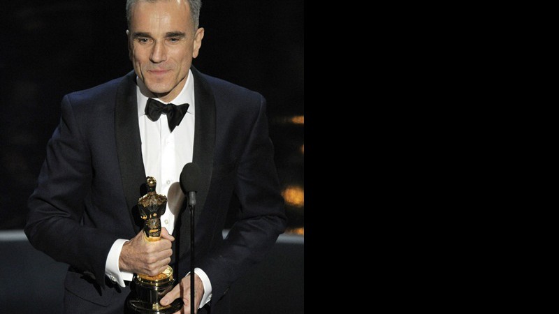 Daniel Day-Lewis terminou seu discurso oferecendo o Oscar à mãe