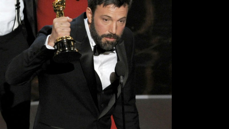 Ben Affleck recebe o prêmio de Melhor Filme por Argo