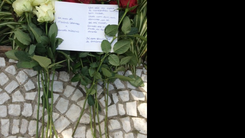 Fãs deixaram flores e bilhete em frente ao prédio onde Chorão morreu