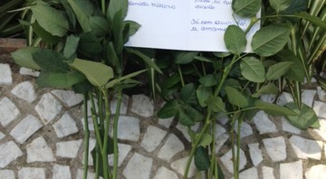 Fãs deixaram flores e bilhete em frente ao prédio onde Chorão morreu - Pedro Antunes