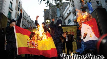 NO LIMITE Separatistas queimam a bandeira da espanha na Diada (dia nacional da Catalunha) em Barcelona, em 11 de setembro de 2008 - 