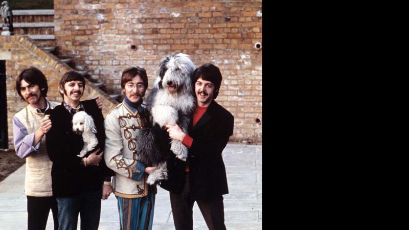 Os Beatles e alguns amigos caninos em 1967;