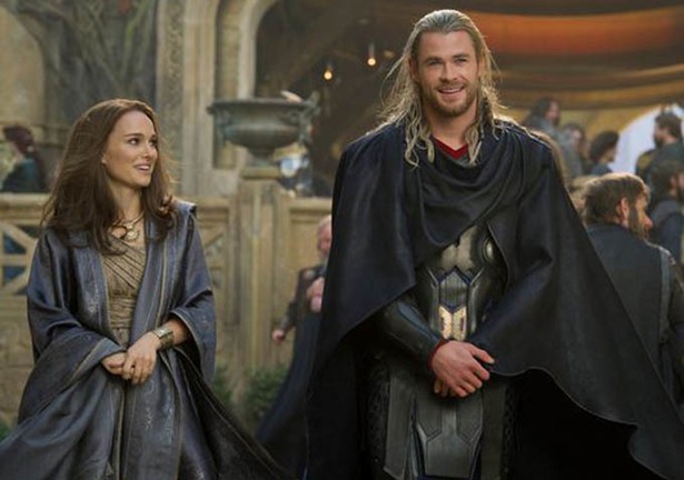 Natalie Portman e Chris Hemsworth reprisam personagens da franquia da Marvel em Thor: Um Mundo Sombrio