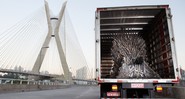 Caminhão que transporta o Trono de Ferro estaciona na Ponte Estaiada, na zona sul de São Paulo - Divulgação
