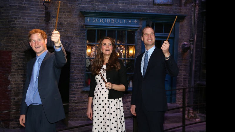 Os duques de Cambridge, William e Kate Middleton, e o príncipe Harry mostraram conhecer a história de Harry Potter em visita aos estúdios