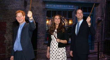 Os duques de Cambridge, William e Kate Middleton, e o príncipe Harry mostraram conhecer a história de Harry Potter em visita aos estúdios - AP