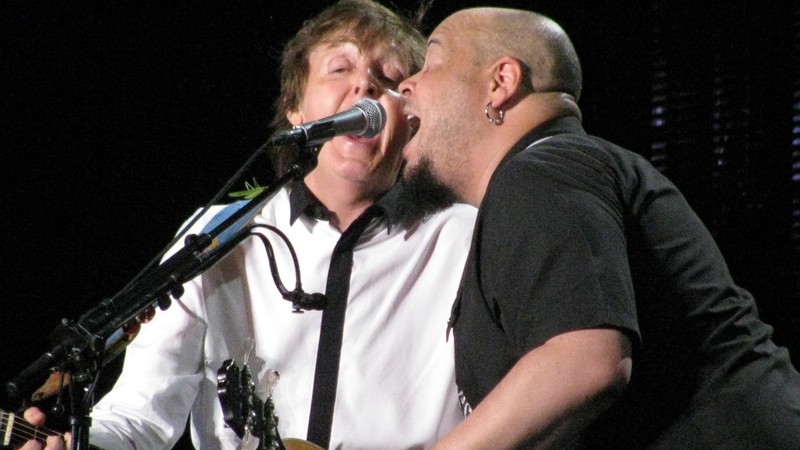 Paul McCartney e o baterista Abe Laboriel Jr. dividem o microfone em "Hope of Deliverance"; no ombro de Paul, o gafanhoto "Harold"