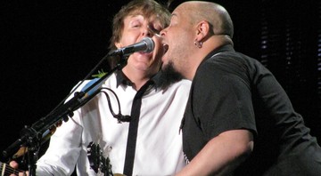 Paul McCartney e o baterista Abe Laboriel Jr. dividem o microfone em "Hope of Deliverance"; no ombro de Paul, o gafanhoto "Harold" - Pablo Miyazawa