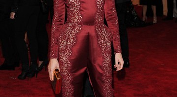 O look de Stella McCartney usado por Kristen Stewart foi um dos mais chamativos da noite. - AP