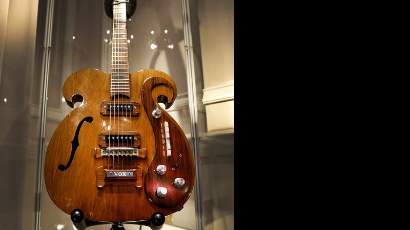 Guitarra dos Beatles leiloada e vendida por US$ 408 mil
