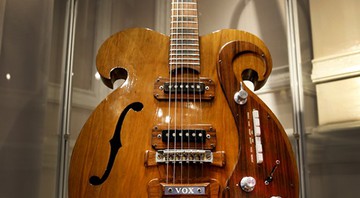 Guitarra dos Beatles leiloada e vendida por US$ 408 mil - AP
