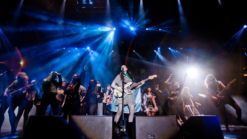 Kate Nash mostrou uma evolução como performer desde a última passagem pelo Brasil, em 2011. A cantora chamou o público para o palco em “Underestimate The Girl”.  - Divulgação / Festival Cultura Inglesa
