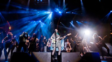 Kate Nash mostrou uma evolução como performer desde a última passagem pelo Brasil, em 2011. A cantora chamou o público para o palco em “Underestimate The Girl”.  - Divulgação / Festival Cultura Inglesa