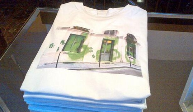 Camiseta Marc Jacobs com imagem da fachada da pichação de Kidult. 