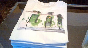 Camiseta Marc Jacobs com imagem da fachada da pichação de Kidult.  - Reprodução / Twitter oficial