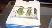 Camiseta Marc Jacobs com imagem da fachada da pichação de Kidult.  - Reprodução / Twitter oficial