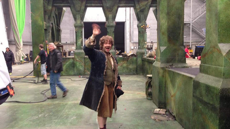 Martin Freeman acena no set de filmagem da trilogia O Hobbit.