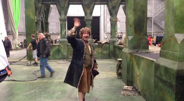 Martin Freeman acena no set de filmagem da trilogia O Hobbit. - Reprodução / Facebook