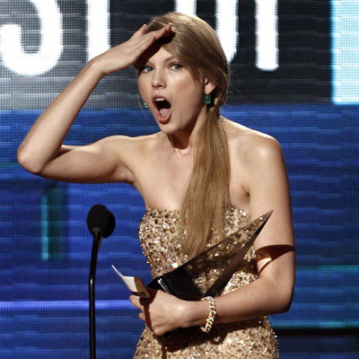 Taylor Swift

Inegavelmente um dos maiores fenômenos do pop recente, Taylor é a mais jovem artista a ganhar o prêmio de Disco do Ano, um dos principais do Grammy. Ela tinha apenas 20 anos quando Fearless recebeu esse título, em 2010.
