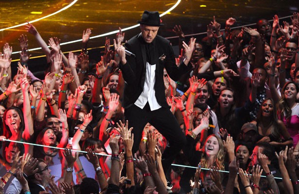 Justin Timberlake cantando no evento