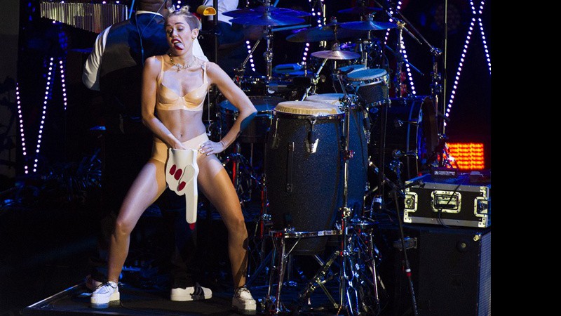 Miley Cyrus e sua "mão postiça"