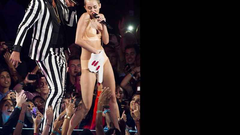 Robin Thicke e Miley Cyrus em uma das performances mais quentes e comentadas do VMAs