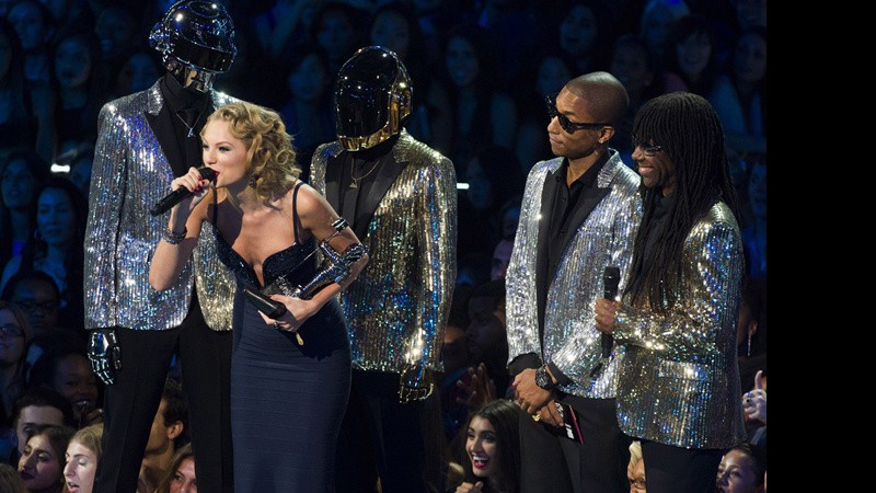 Taylor Swift recebe o prêmio das mãos do Daft Punk, Pharrell e Nile Rodgers - e aproveita para alfinetar o ex-affair Harry Styles, do One Direction