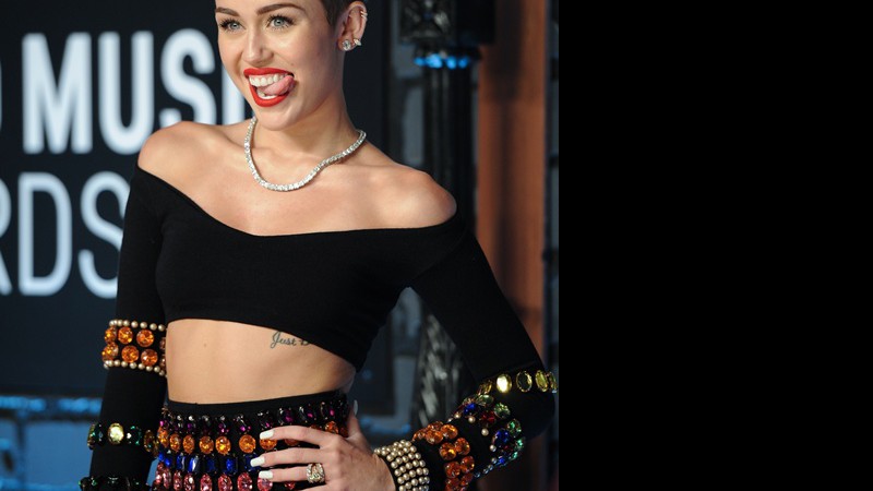 Miley Cyrus desfilou pelo tapete vermelho de Dolce & Gabbana. Depois, como sabemos, o collant de ursinho e o biquíni de látex compuseram o figurino da moça no palco