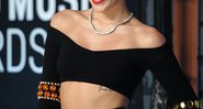 Miley Cyrus desfilou pelo tapete vermelho de Dolce & Gabbana. Depois, como sabemos, o collant de ursinho e o biquíni de látex compuseram o figurino da moça no palco - Evan Agostini/AP