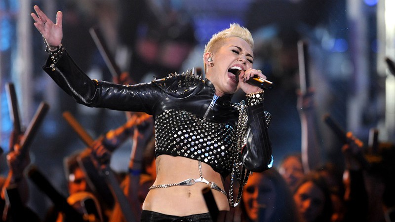Diva

Isso sim é marcar presença: Miley apareceu no VH1 Divas com casaco cravejado de espinhos, pirotecnias e uma versão de “Rebel Yell”, de Billy Idol. 
