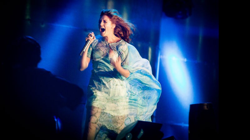 Com um figurino digno de uma fada da mitologia celta, a ruiva Florence Welch correu pelo palco e no meio do público. 