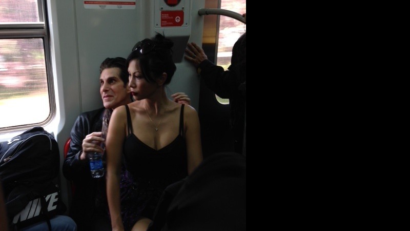 Perry Farrell no trem ao lado de sua esposa, Etty. O Lollapalooza, festival com proposta de sustentabilidade, incentivou as pessoas a chegarem na coletiva de trem