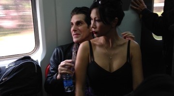 Perry Farrell no trem ao lado de sua esposa, Etty. O Lollapalooza, festival com proposta de sustentabilidade, incentivou as pessoas a chegarem na coletiva de trem - Pedro Antunes