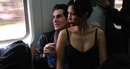 Perry Farrell no trem ao lado de sua esposa, Etty. O Lollapalooza, festival com proposta de sustentabilidade, incentivou as pessoas a chegarem na coletiva de trem - Pedro Antunes