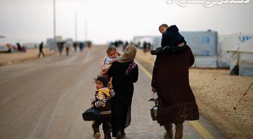 SEM DESTINO
Crianc?as si?rias sa?o carregadas pelos pais no campo de refugiados Zaatari, na Jorda?nia, em janeiro. Superlotado, o local atualmente abriga 130 mil pessoas - Jeff J Mitchell/ Getty Images