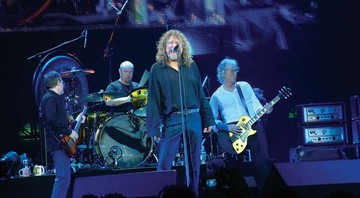 <b>16 - 1995 - Led Zeppelin “traz tudo para casa”: </b>
<br>
Robert Plant, Jimmy Page e John Paul Jones superam a tensão que havia na banda e fazem um set épico na cerimônia de introdução deles ao Hall da Fama.  - STE GOUGH/DIVULGAÇÃO