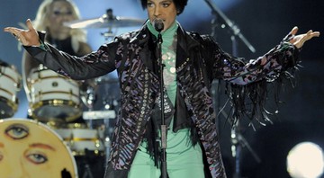 <b>21 - 2004 - Prince destrói tudo no Waldorf:</b>
<br>
Prince manda um solo de guitarra de tirar o fôlego no final de "While My Guitar Gently Weeps", durante a cerimônia para introduzir George Harrison. - Chris Pizzello/AP