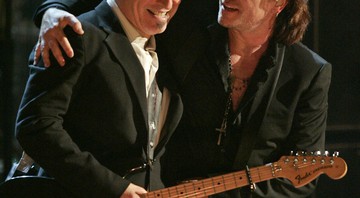 <b>23 - 2005 - Springsteen homenageia o U2: </b>
<br>
Bruce Springsteen relembra a primeira vez que viu o U2 enquanto dá as boas vindas ao grupo ao Hall da Fama do Rock.   - JULIE JACOBSON/AP