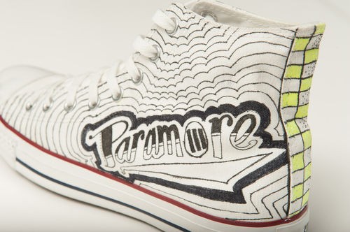 O modelo customizado pela banda Paramore - veja os tênis desenhados por outros artistas a seguir.