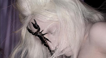 Nesta versão, Gaga aparece com um corte na pele e um escorpião no rosto - Divulgação